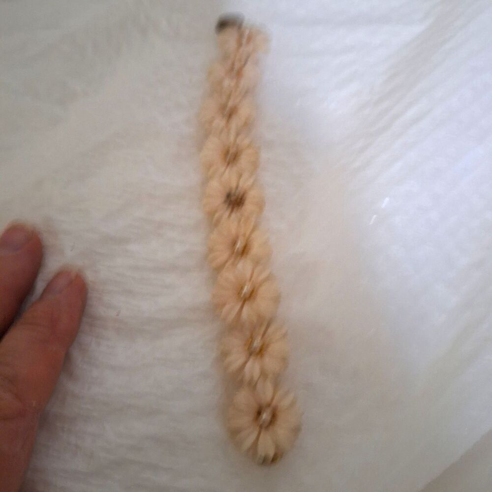 A Vintage Plastic Daisy Women's Bracelet Soft Plastic Decorative Cottage Core